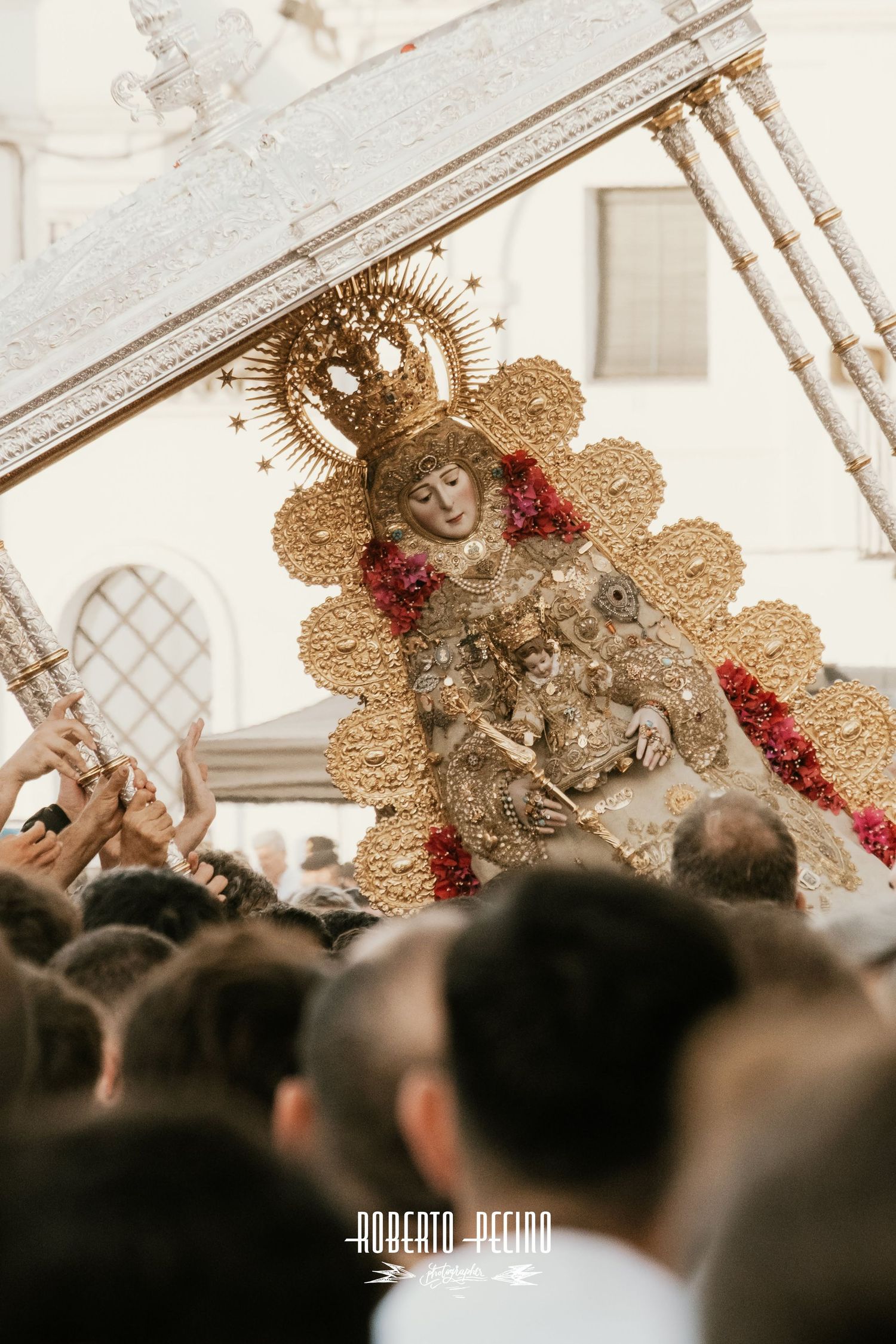 Fotografía artística de fervor popular en el Rocío 2026, la Virgen del Rocío toca las arenas, estilo documental sin posados, Roberto Pecino
