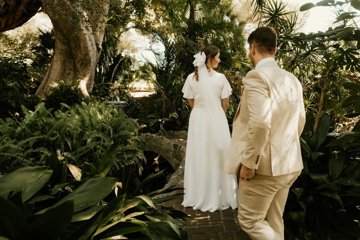 Instante de emoción en elopement en La Alameda, Roberto Pecino Fotógrafo