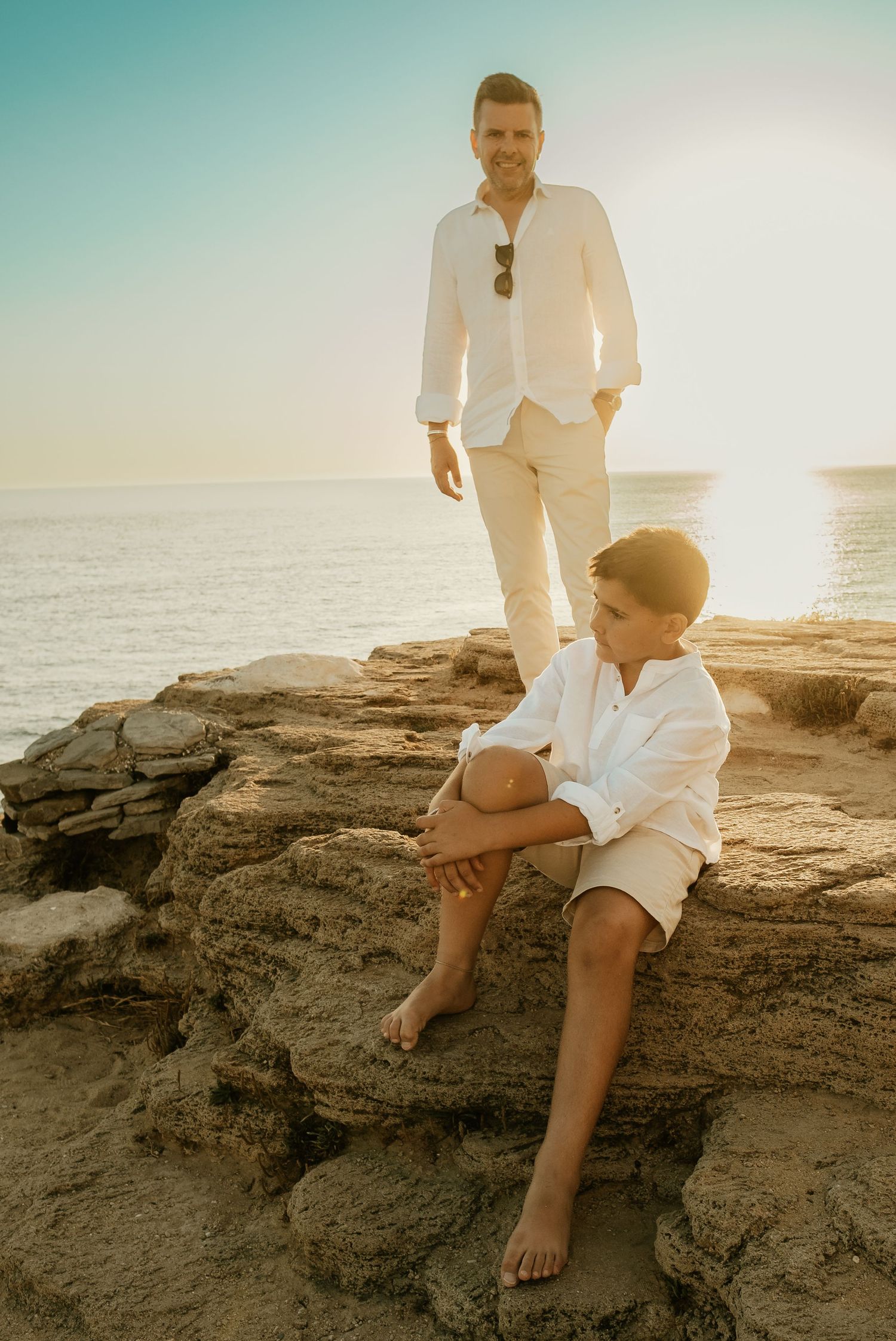 Retrato natural de Lucas junto a su padre en la costa Zahora Laura y Fernando Roberto Pecino