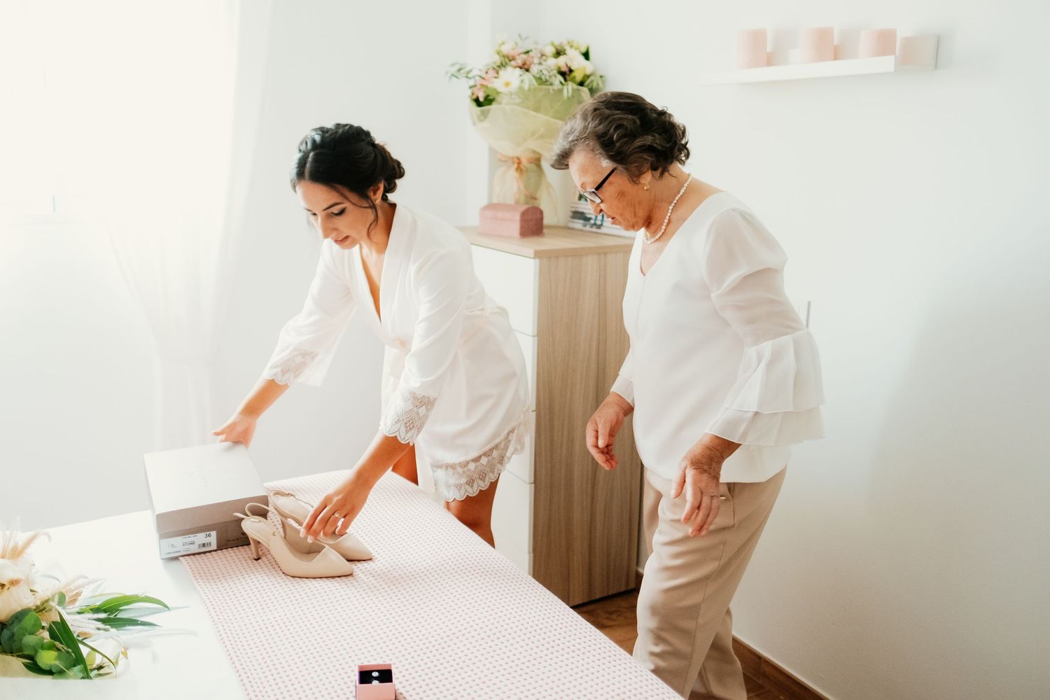 María con su abuela en los preparativos