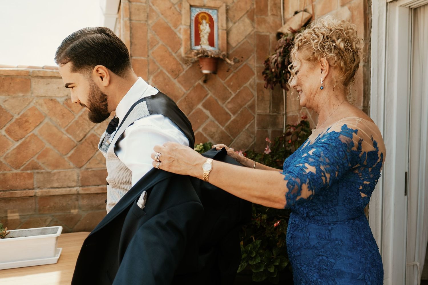Instantes irrepetibles del novio vistiéndose rodeado de sus seres queridos