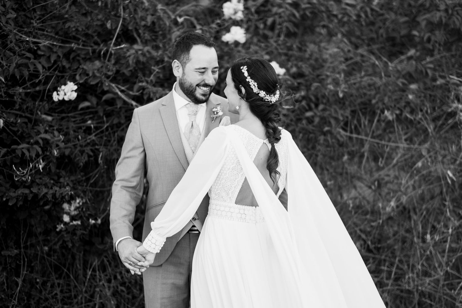 Lidia y Ezequiel posando felices tras su boda civil en Cádiz