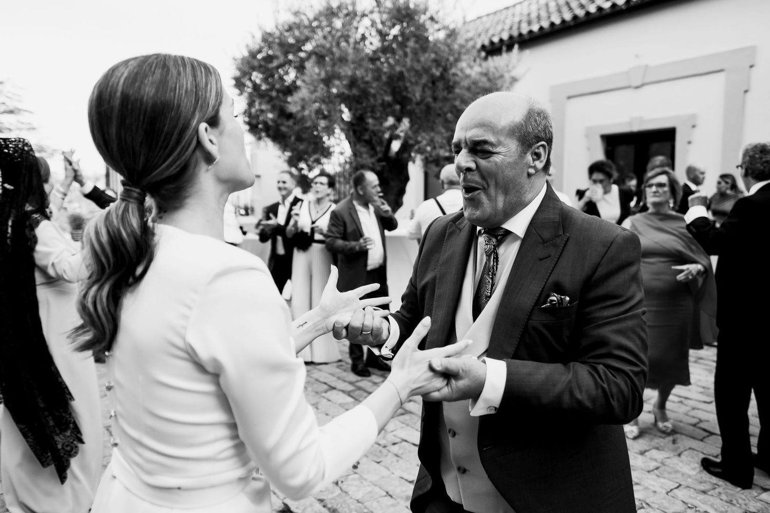Fiesta de boda divertida la novia bailando con el padrino