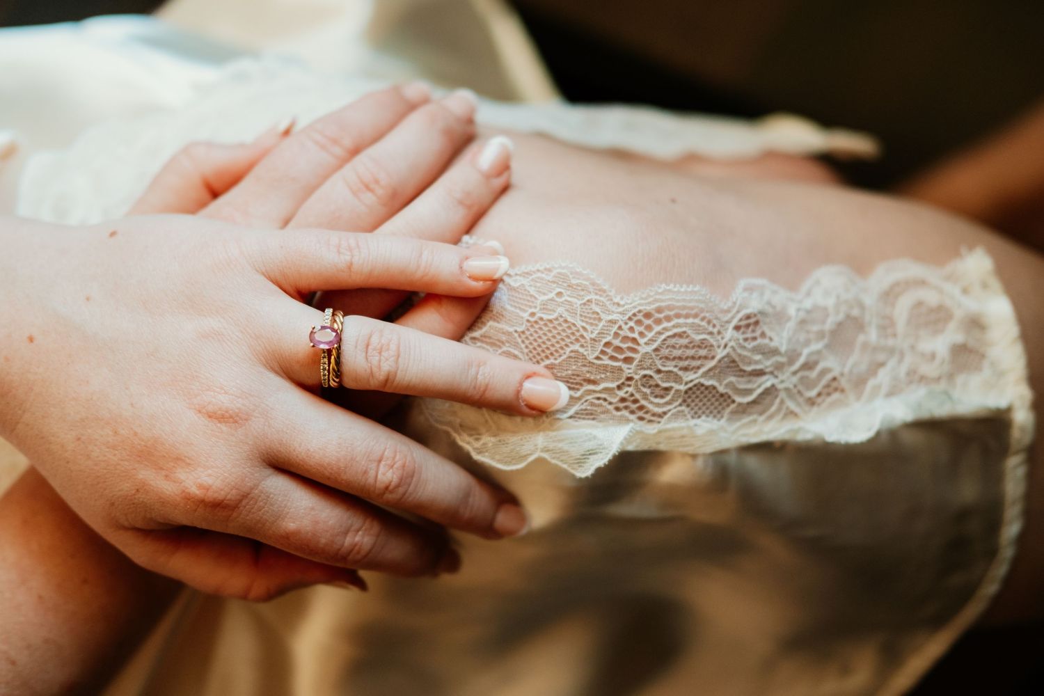 Detalle del anillo de compromiso y manos de Paola