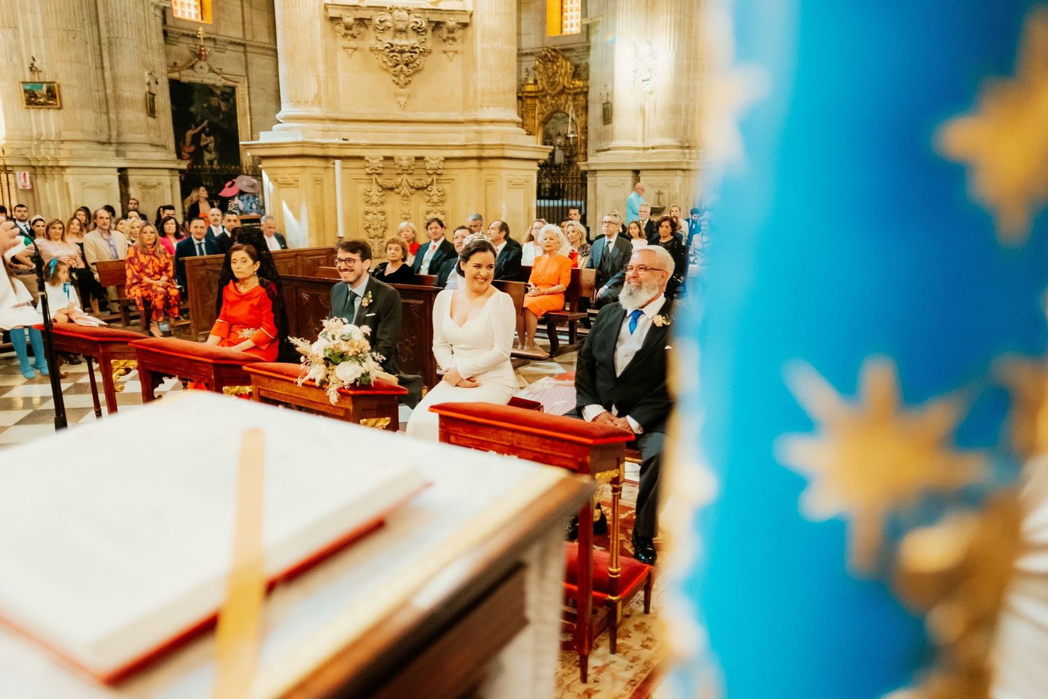 Ceremonia de boda de Quin y Eli frente al retablo de la Catedral de Granada