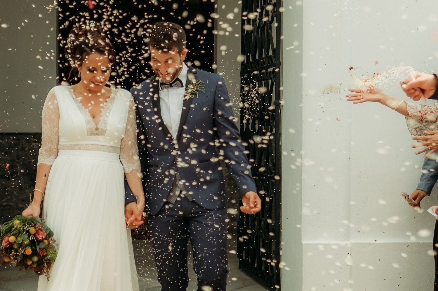 Lluvia de arroz en la boda de Miriam y Andres en Tarifa