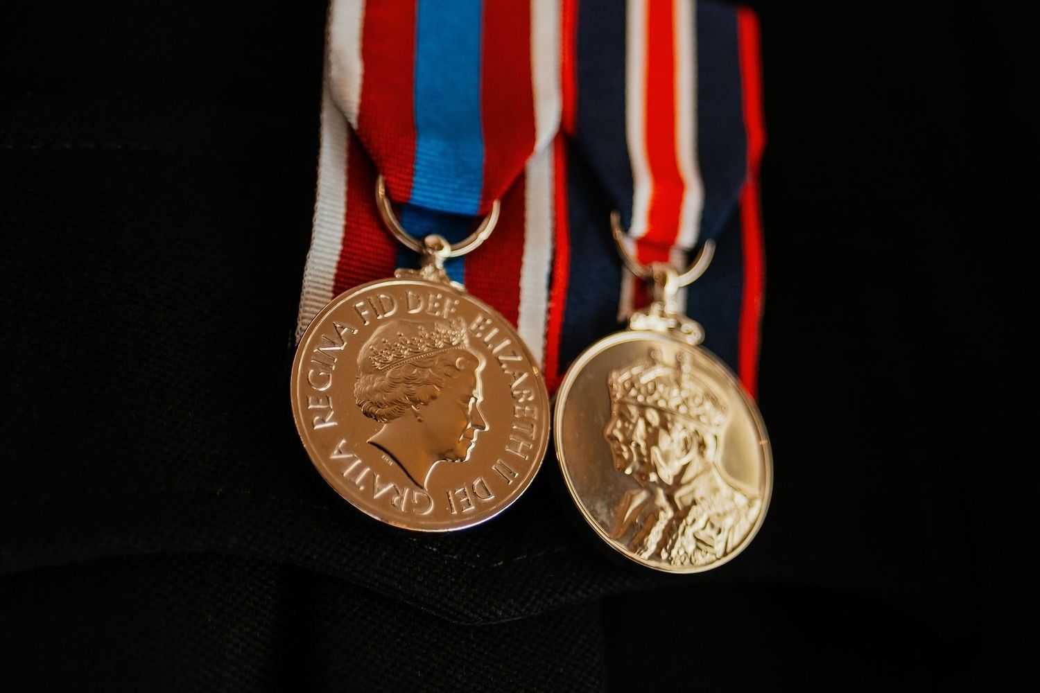 Detalle de las medallas y protocolo militar del novio en Sotogrande