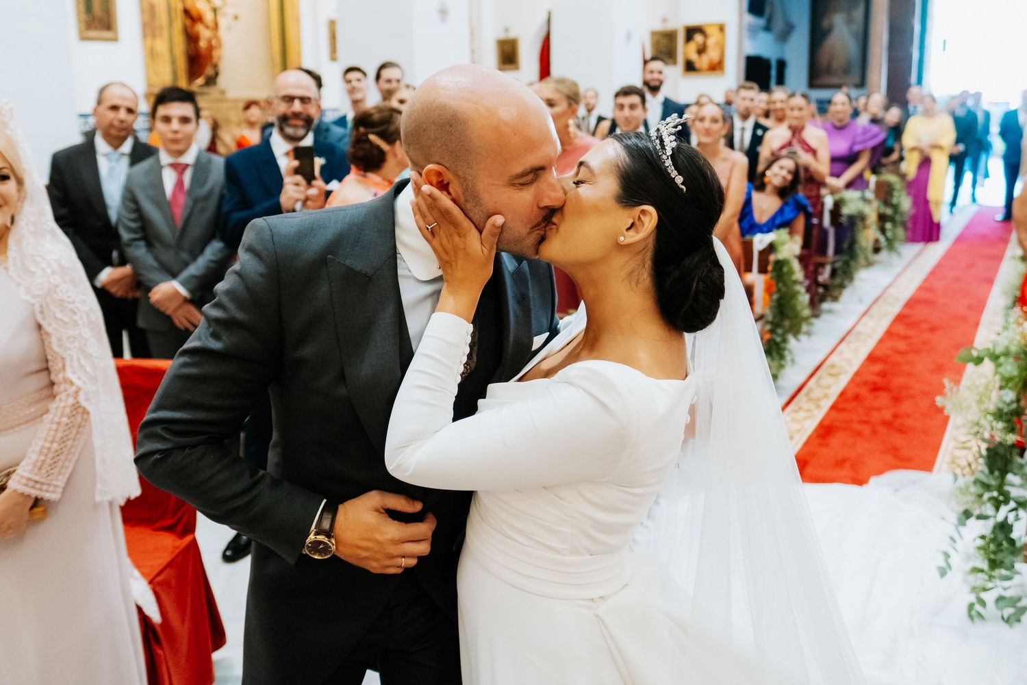 Beso de recién casados de Inma y Abel frente al altar