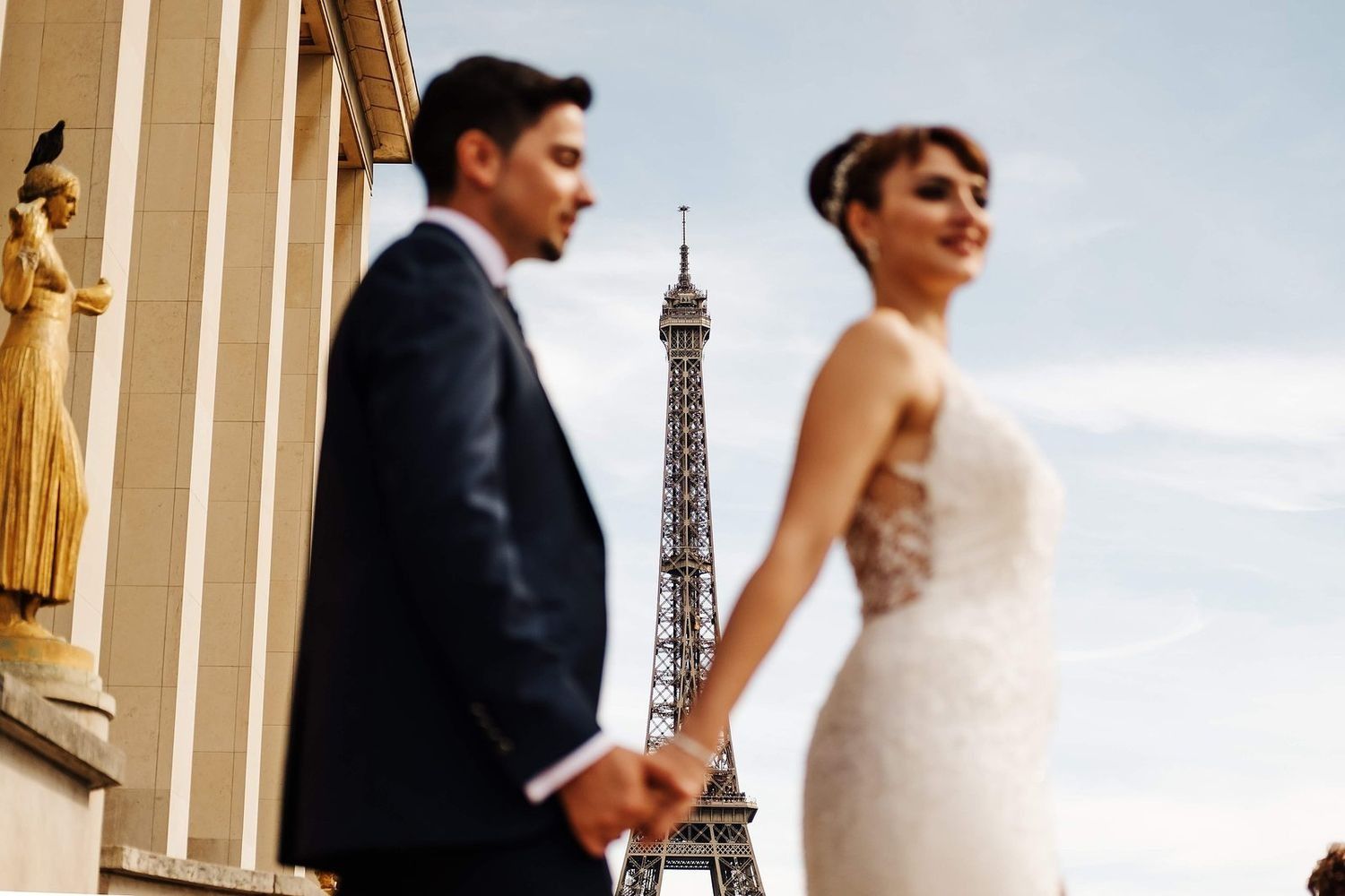 marisa y cristian disfrutando de la paz de paris con la silueta de la torre eiffel al fondo