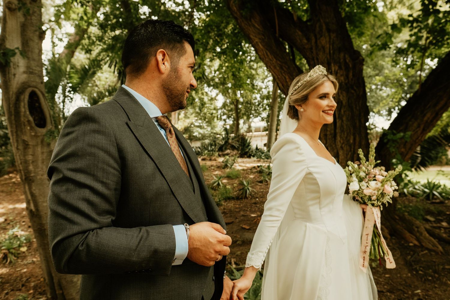 Retrato de bodas íntimo libre de clichés nupciales en las Bodegas de Jerez, Inma y Juanfri, Roberto Pecino