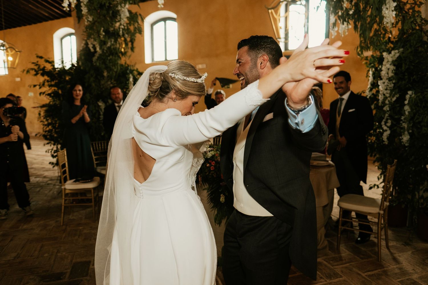 Fotografía invisible de los novios bailando entre las mesas de Catering Santa Brígida en Sánchez Romate, Inma y Juanfri, Roberto Pecino