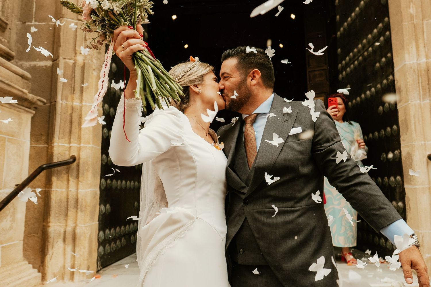 Captura cinematográfica de la lluvia de pétalos blancos sobre el vestido de novia en Jerez, Roberto Pecino Fotógrafo