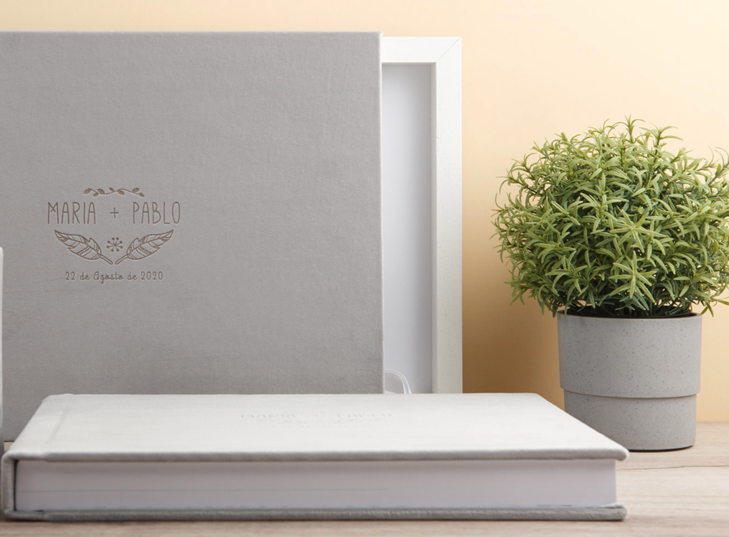 Nombres de los novios grabados en bajo relieve sobre lino, personalización minimalista y elegante para álbum fine art