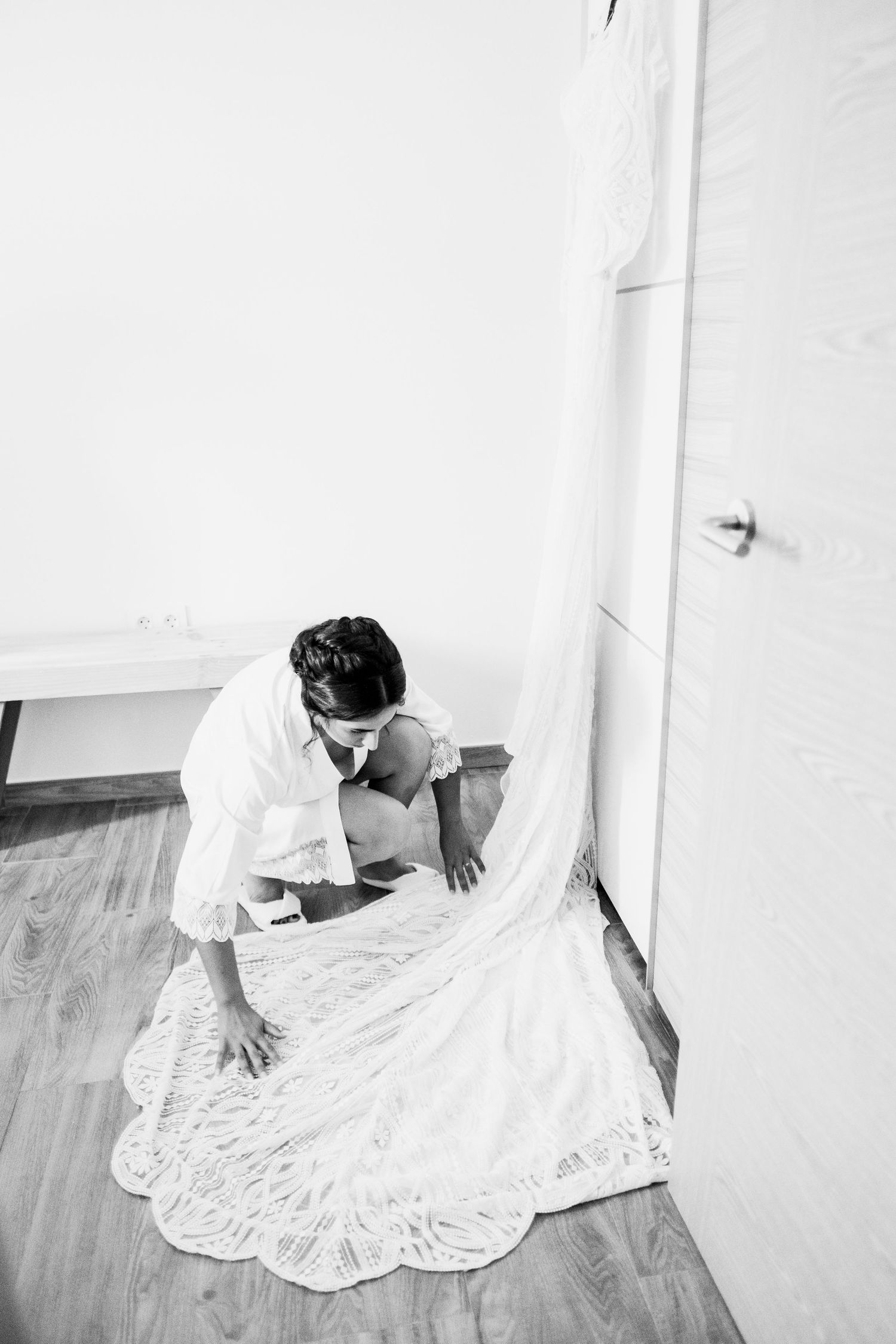 María mimando su vestido de novia