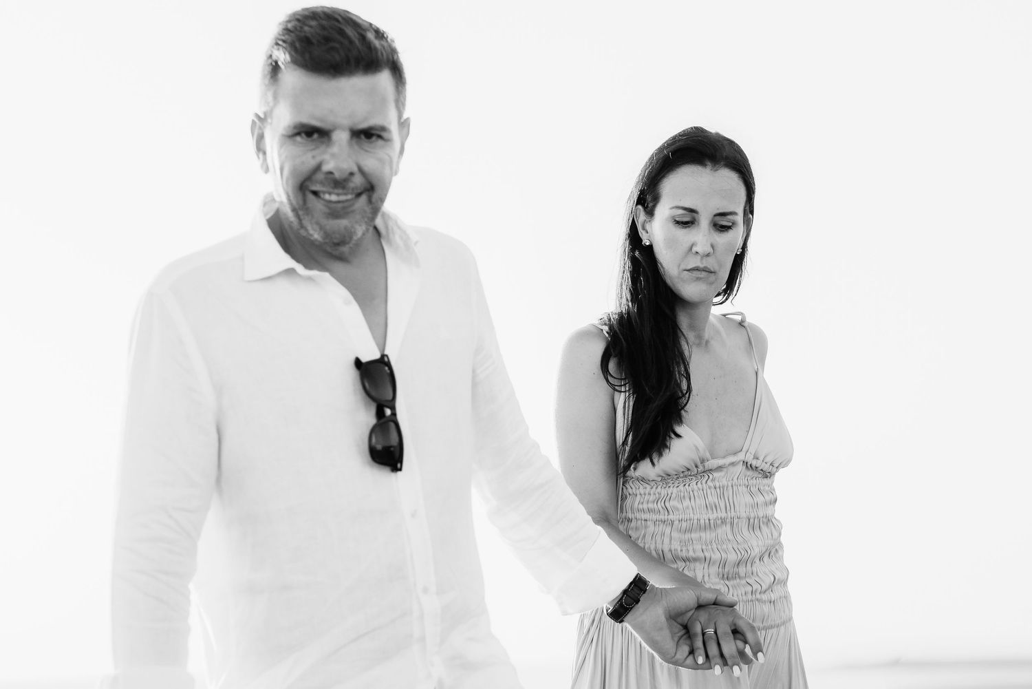 Pareja caminando de la mano con movimiento natural por la orilla Sajorami Beach Laura y Fernando Roberto Pecino