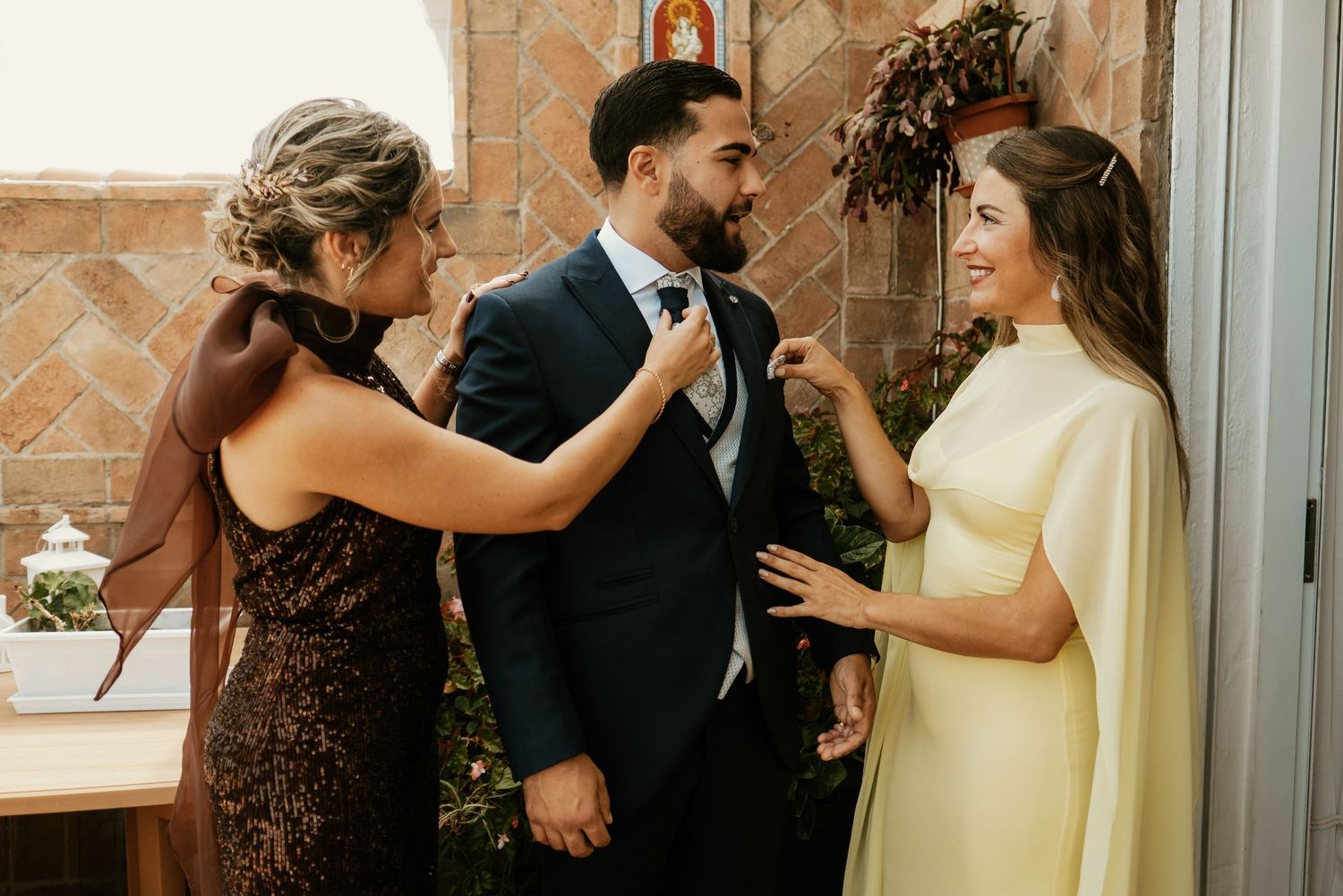 Instantes de complicidad familiar el novio antes de la ceremonia
