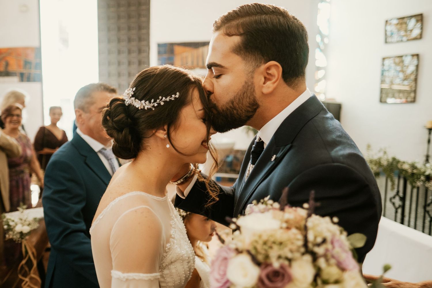 Beso en la frente de Guillermo a Amparo, los nervios desaparecieron justo después de este momento