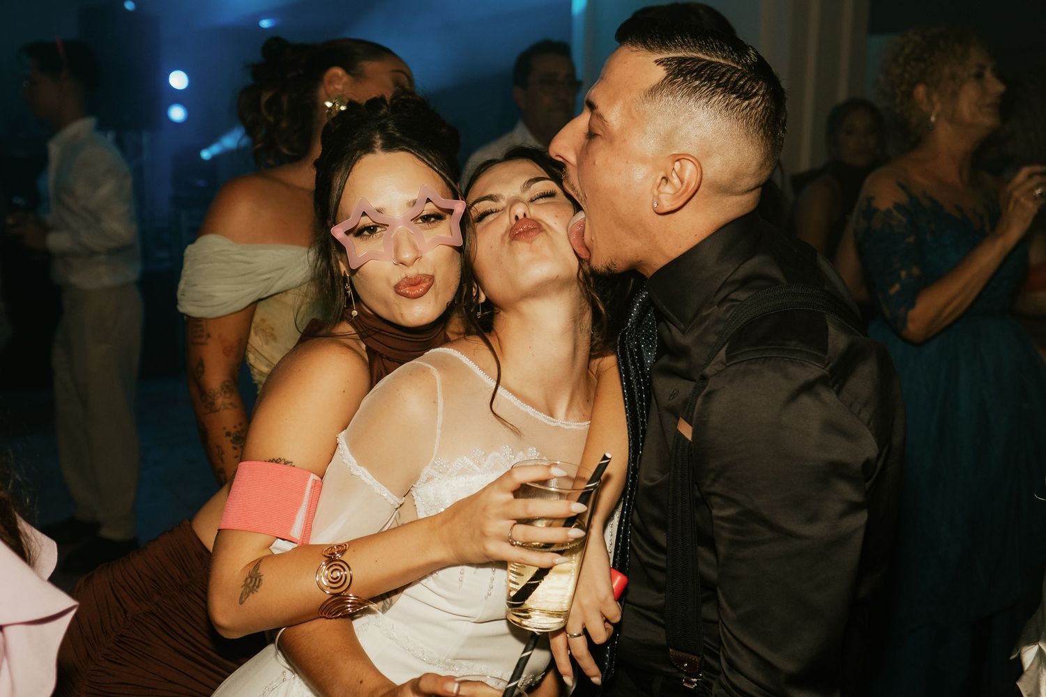 Complicidad y desinhibición en la pista de baile de Finca El Campo, Amparo y Guillermo