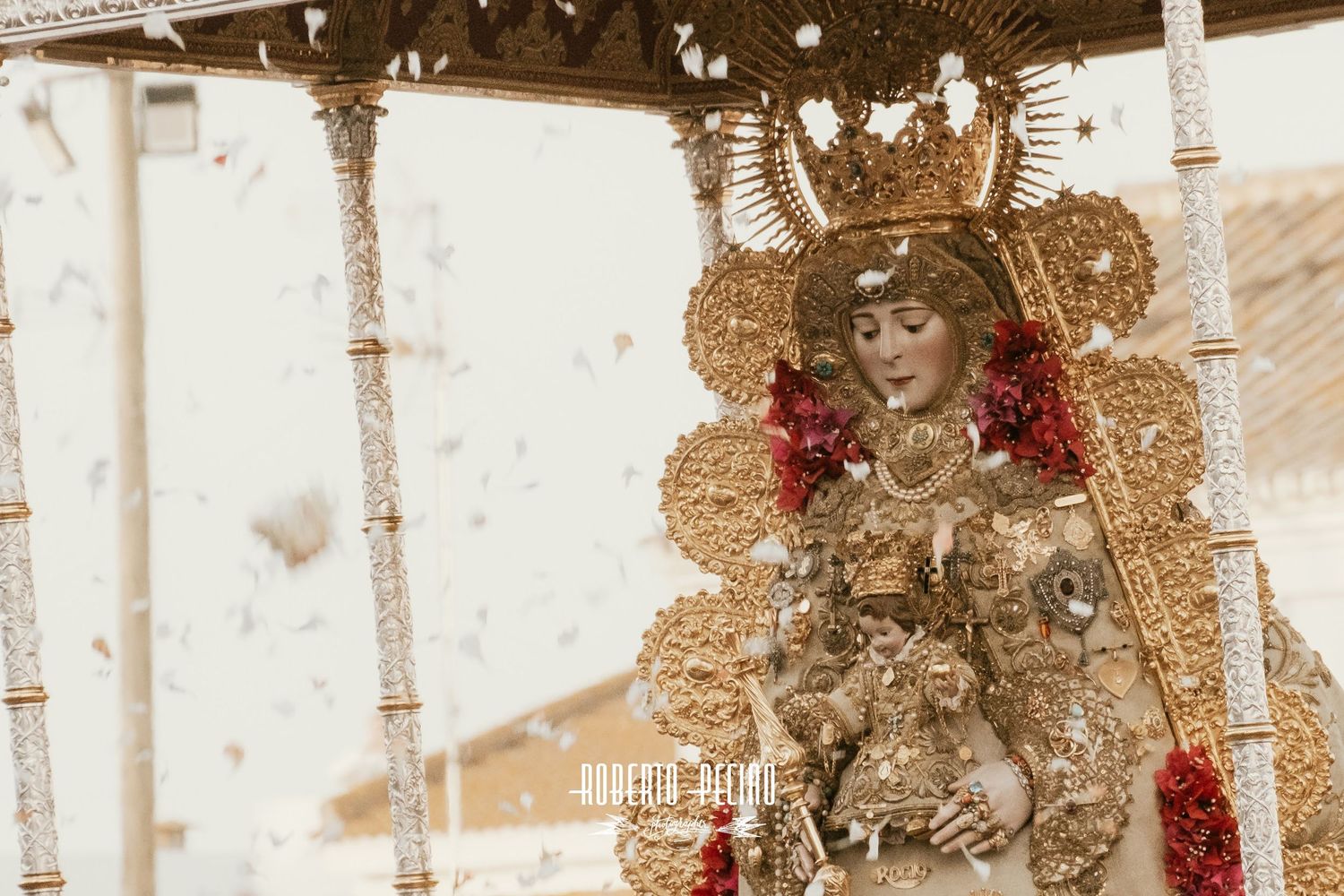 Fotografía documental procesión Rocío 2026, petalada en la Hermandad de Huelva, Roberto Pecino Fotógrafo, estética editorial