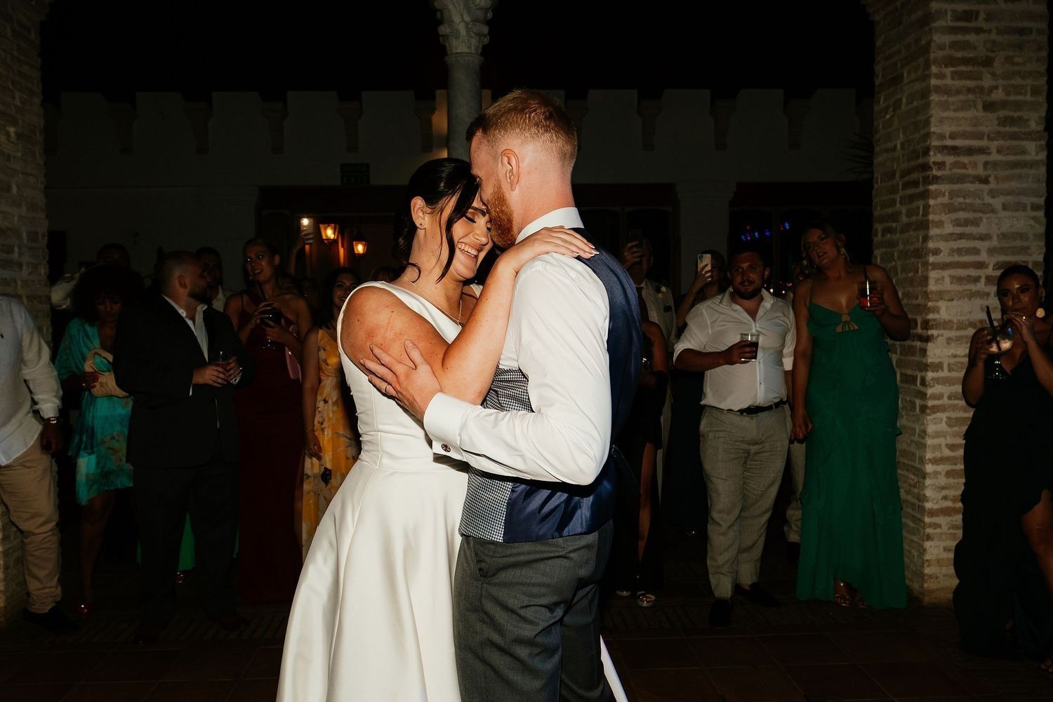 Novio bailando con la novia en la pista de Finca Monasterio