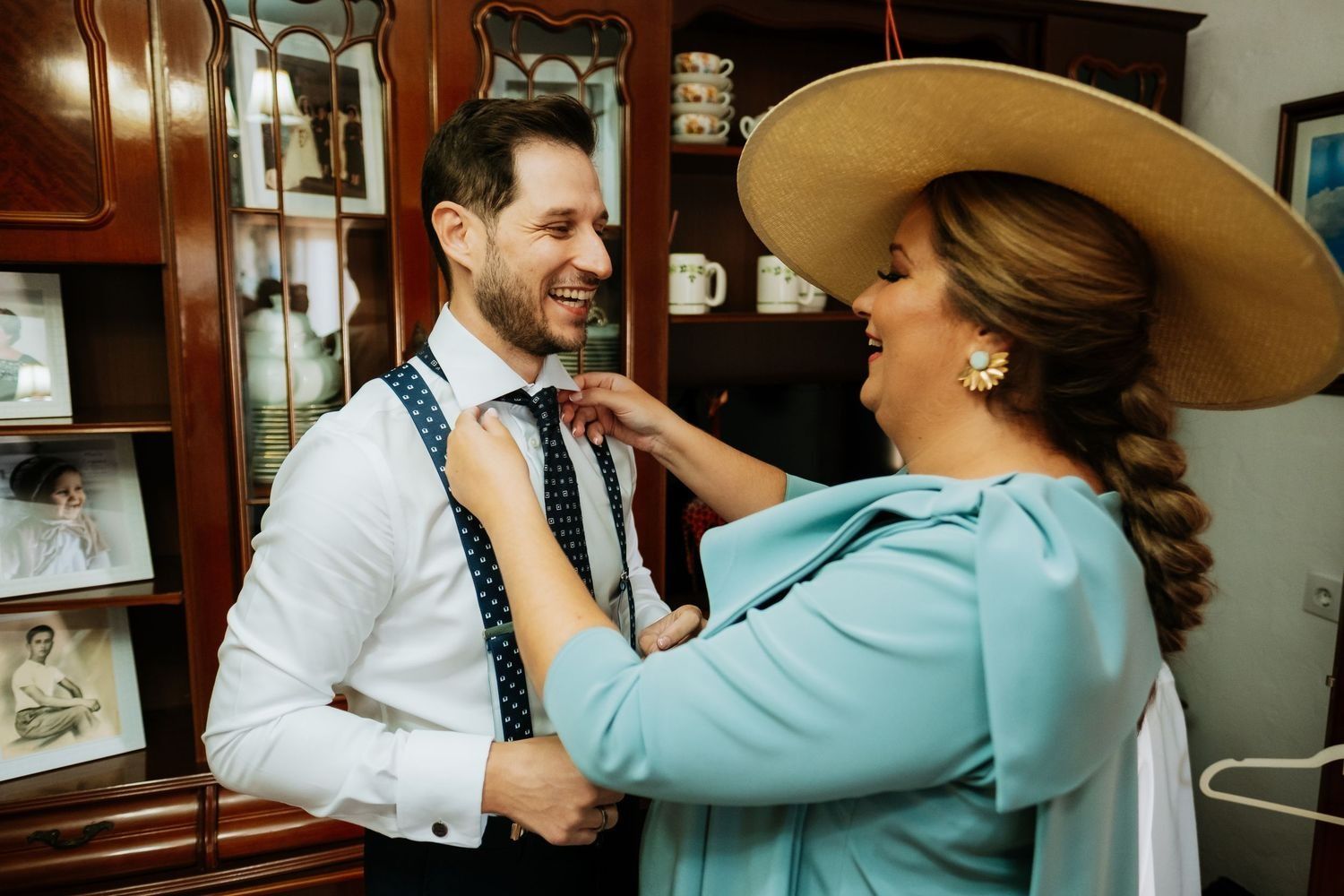 Hermana ajustando la corbata del novio en una boda en Castellar de la Frontera