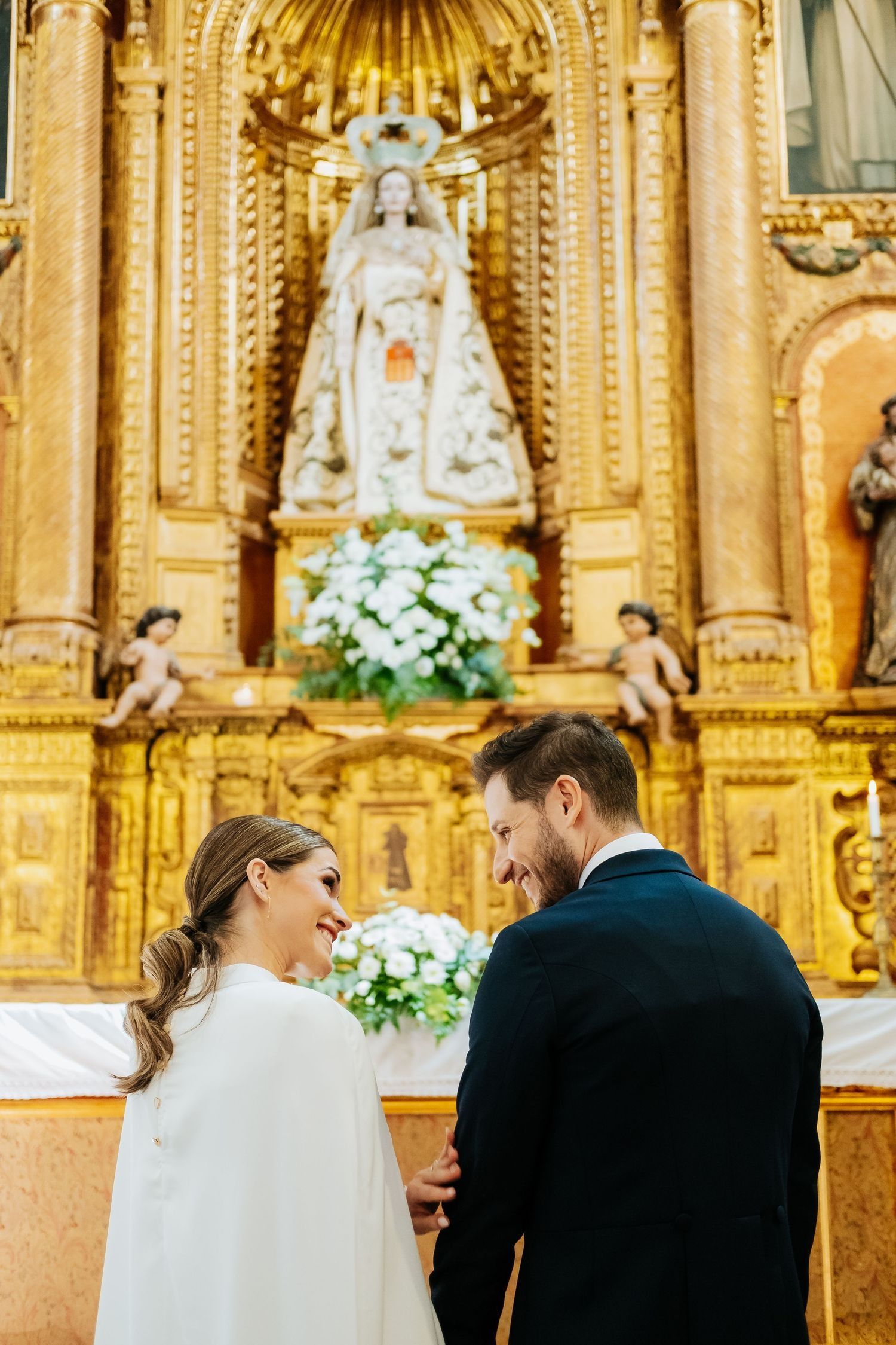 Mirada de los novios en el altar de la Casa Convento de Almoraima