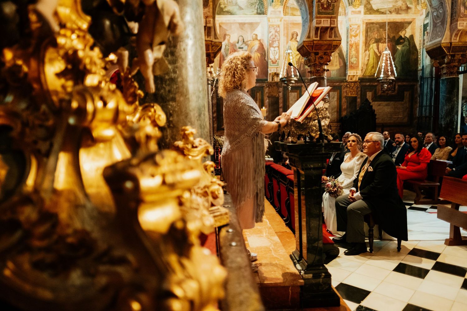Testigo de boda leyendo en el altar de la Mezquita de Córdoba, ceremonia religiosa