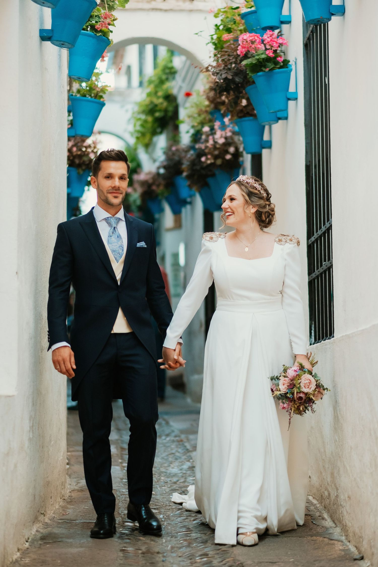Fotografía artística de boda en las calles de Córdoba, estilo documental y elegante