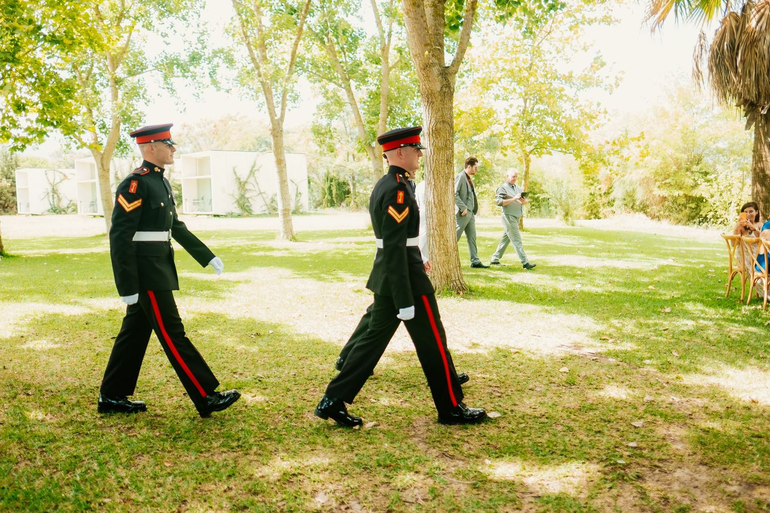 Invitados internacionales en la ceremonia exterior de Hacienda Almoguera, luz natural del sur.
