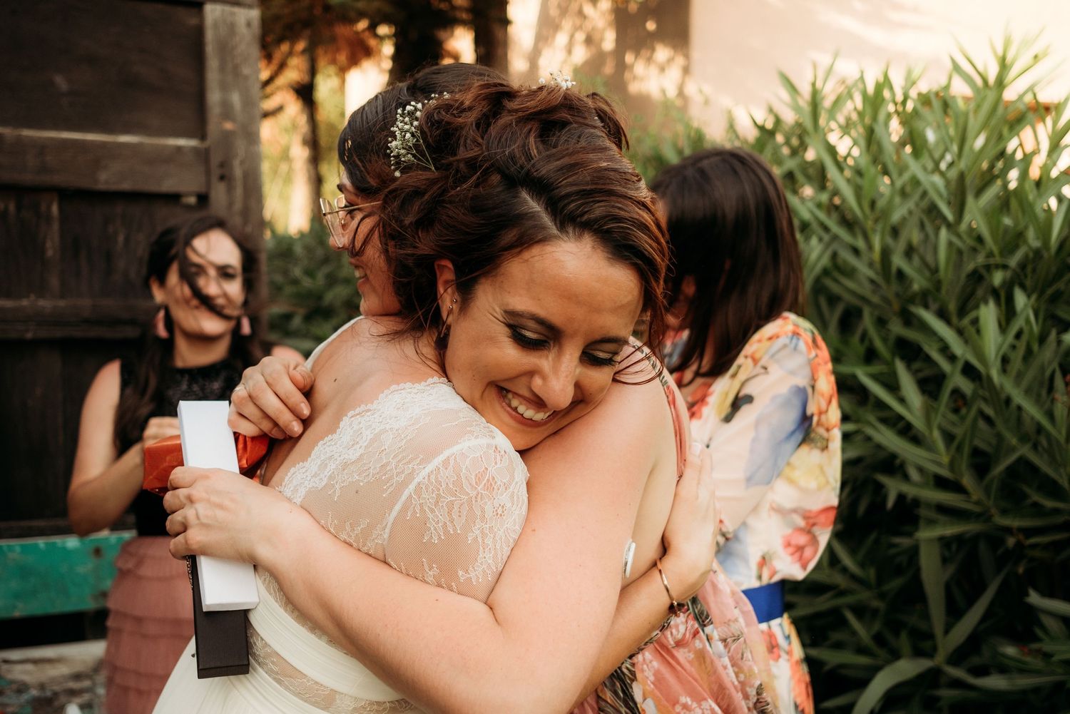 Abrazo de Miriam con una de sus amigas durante los preparativos de su boda en Tarifa