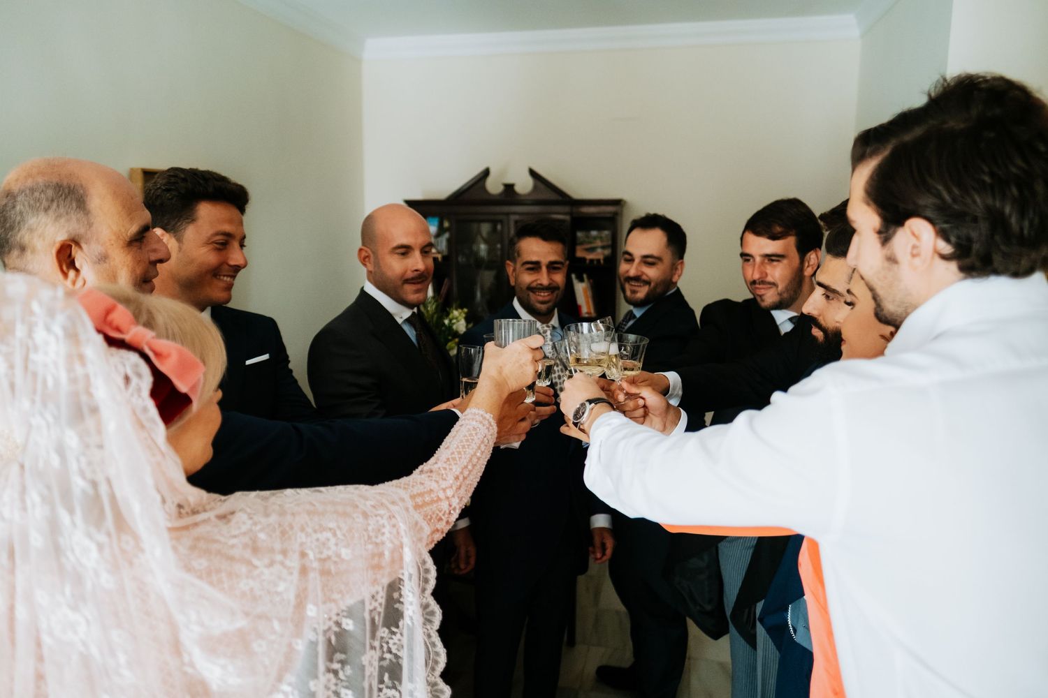 Brindis del novio con su familia antes de salir hacia el Santuario