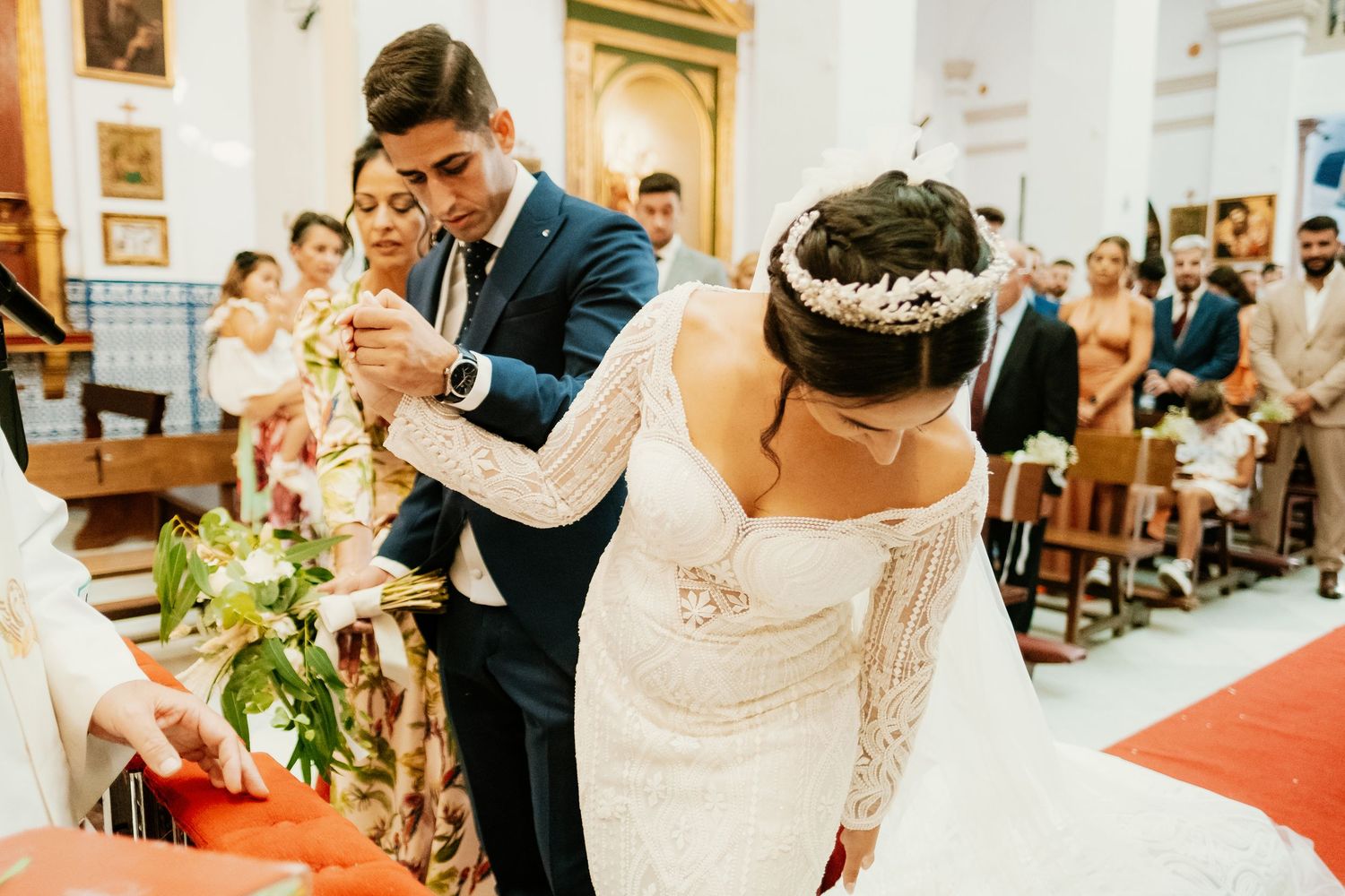 gesto de caballero de José agarrando la mano de la novia