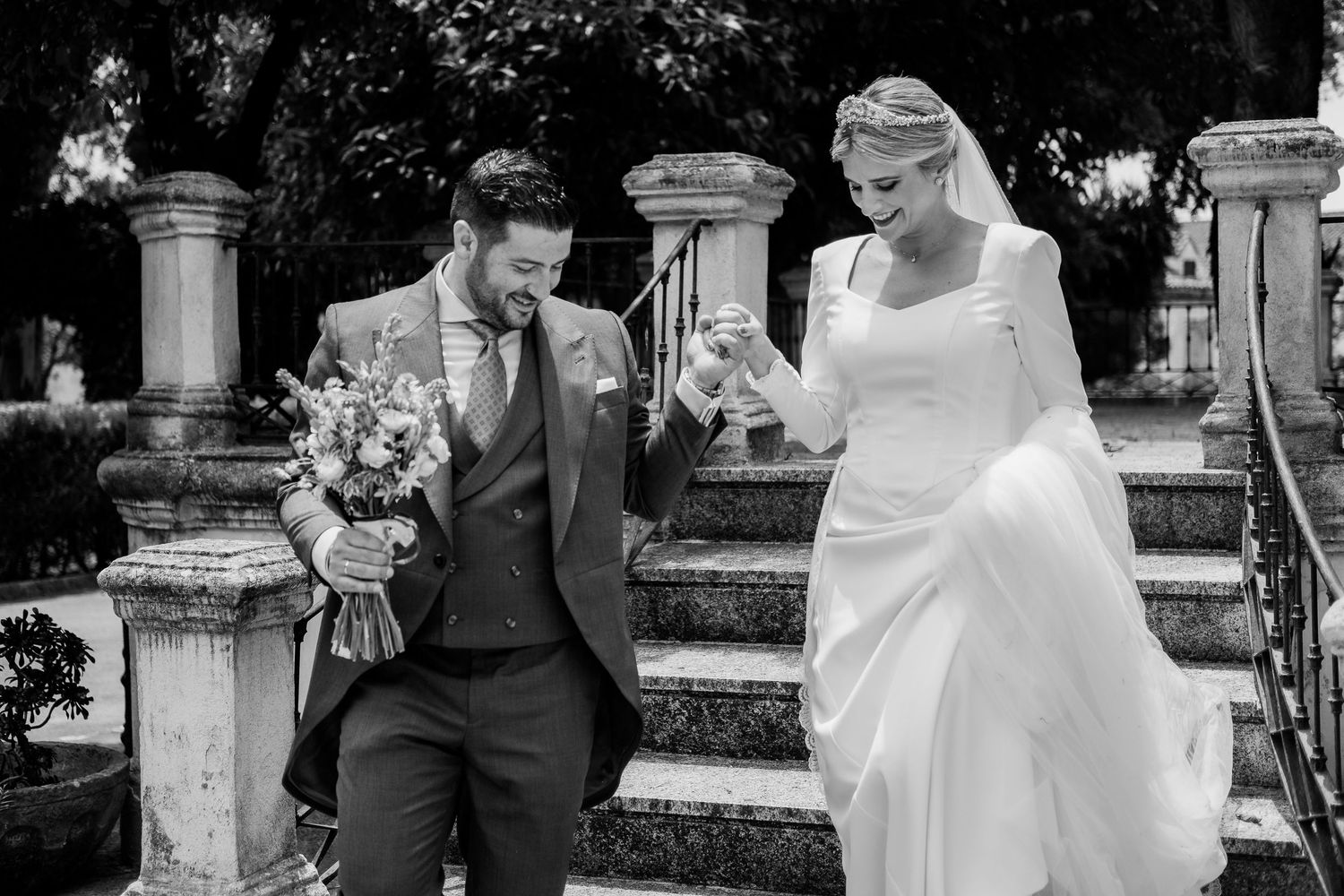 Boda en Bodega Sánchez Romate Jerez, Inma y Juanfri caminando de la mano por los jardines, estética editorial, Roberto Pecino Fotógrafo