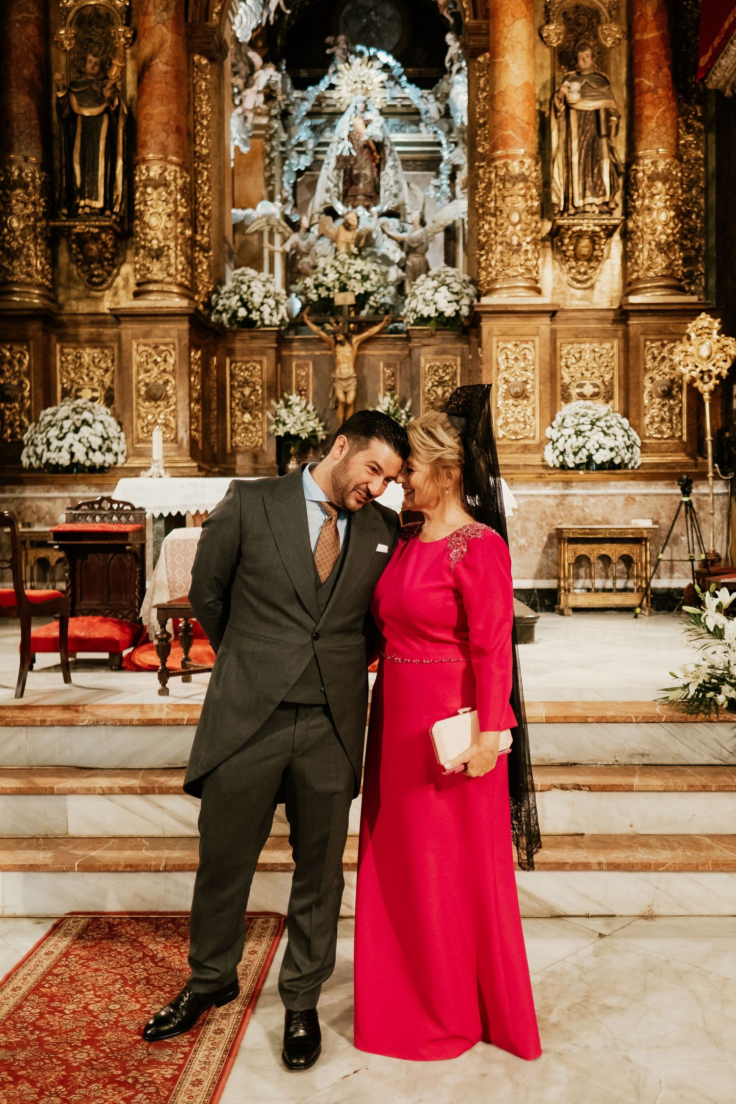 Fotografía de boda natural del paseíllo de entrada del novio con la madrina en Jerez, Roberto Pecino Fotógrafo