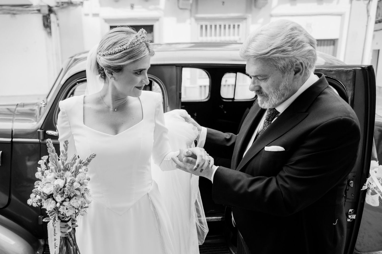 Fotografia invisible en blanco y negro, llegada de la novia a la Basílica en Jerez, Roberto Pecino Fotógrafo