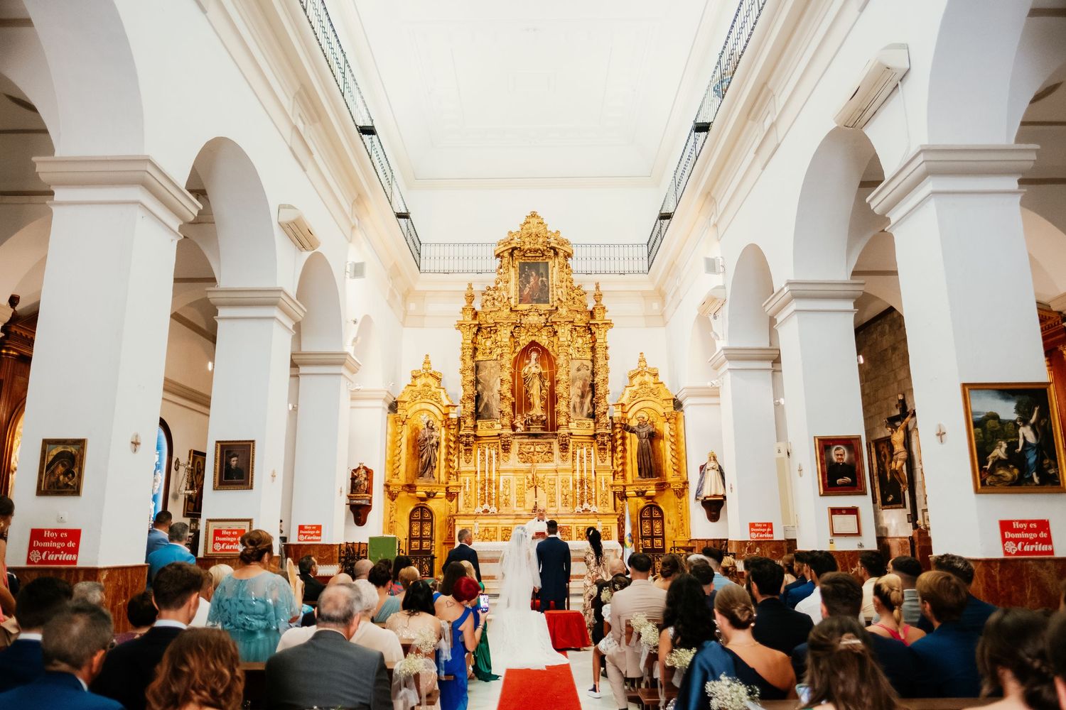 Panorámica de la Iglesia de la Inmaculada  de La Línea durante la celebración de una boda religiosa
