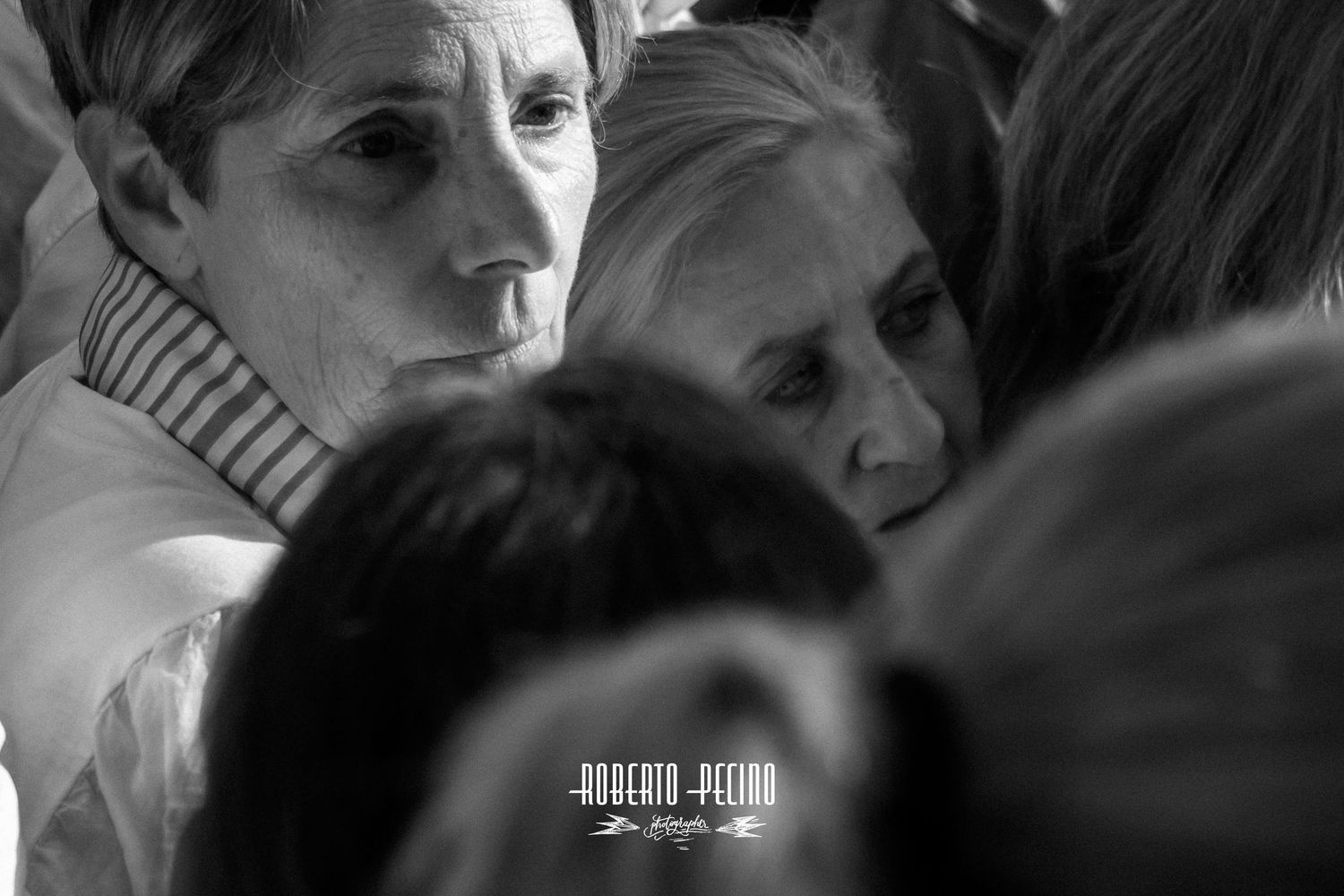 Fotografía documental procesión Rocío 2026, la muchedumbre y las miradas, Roberto Pecino Fotógrafo, estética editorial.