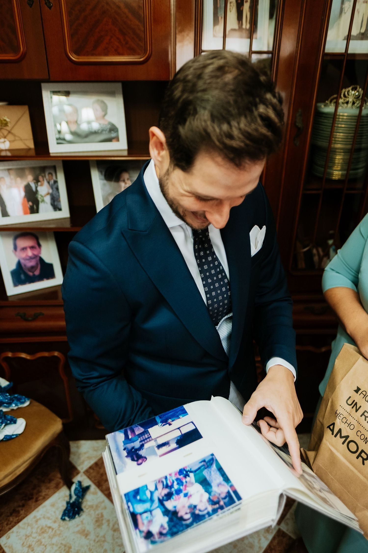 Antonio emocionado en casa de sus padres antes de ir a la Casa Convento de Almoraima para la ceremonia