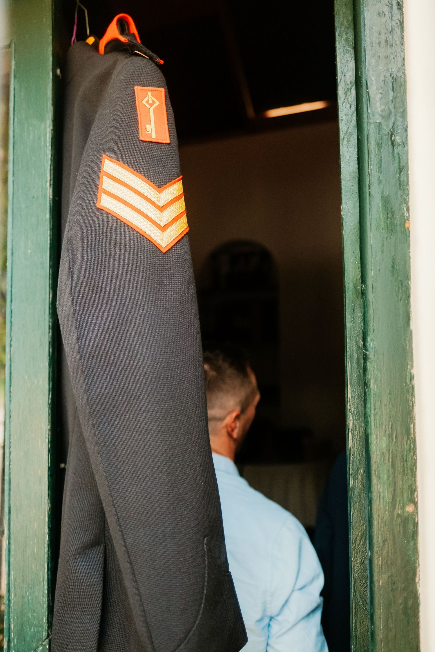 Detalle de uniforme militar británico de etiqueta para boda en el Campo de Gibraltar