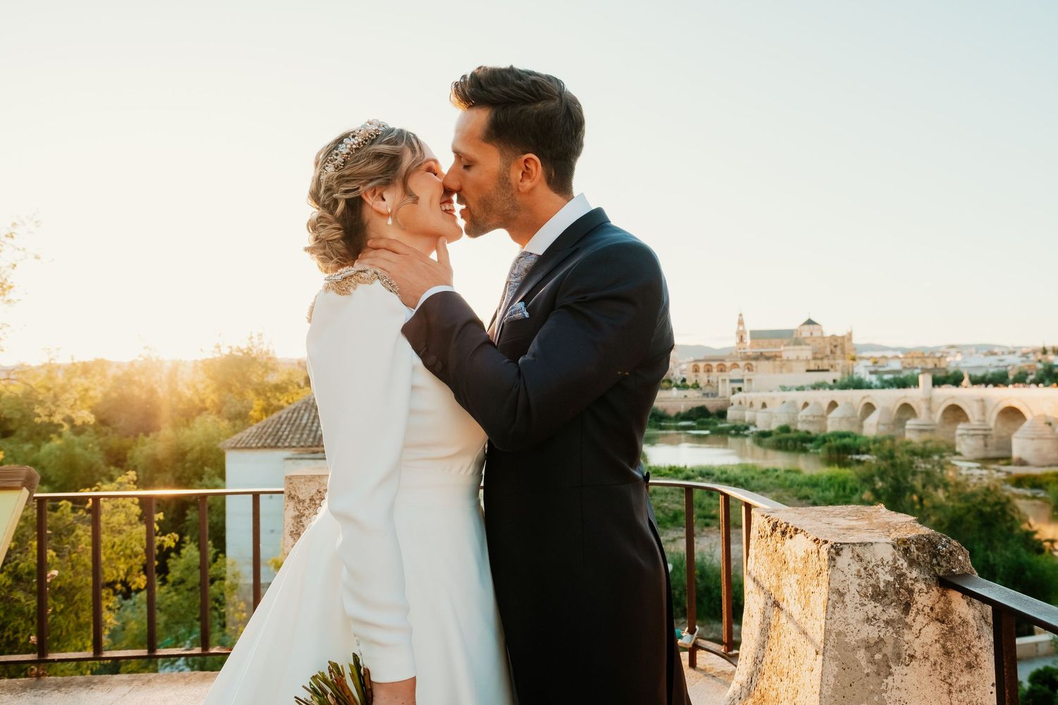 Fotografía artística de boda en las calles de Córdoba, estilo documental y elegante
