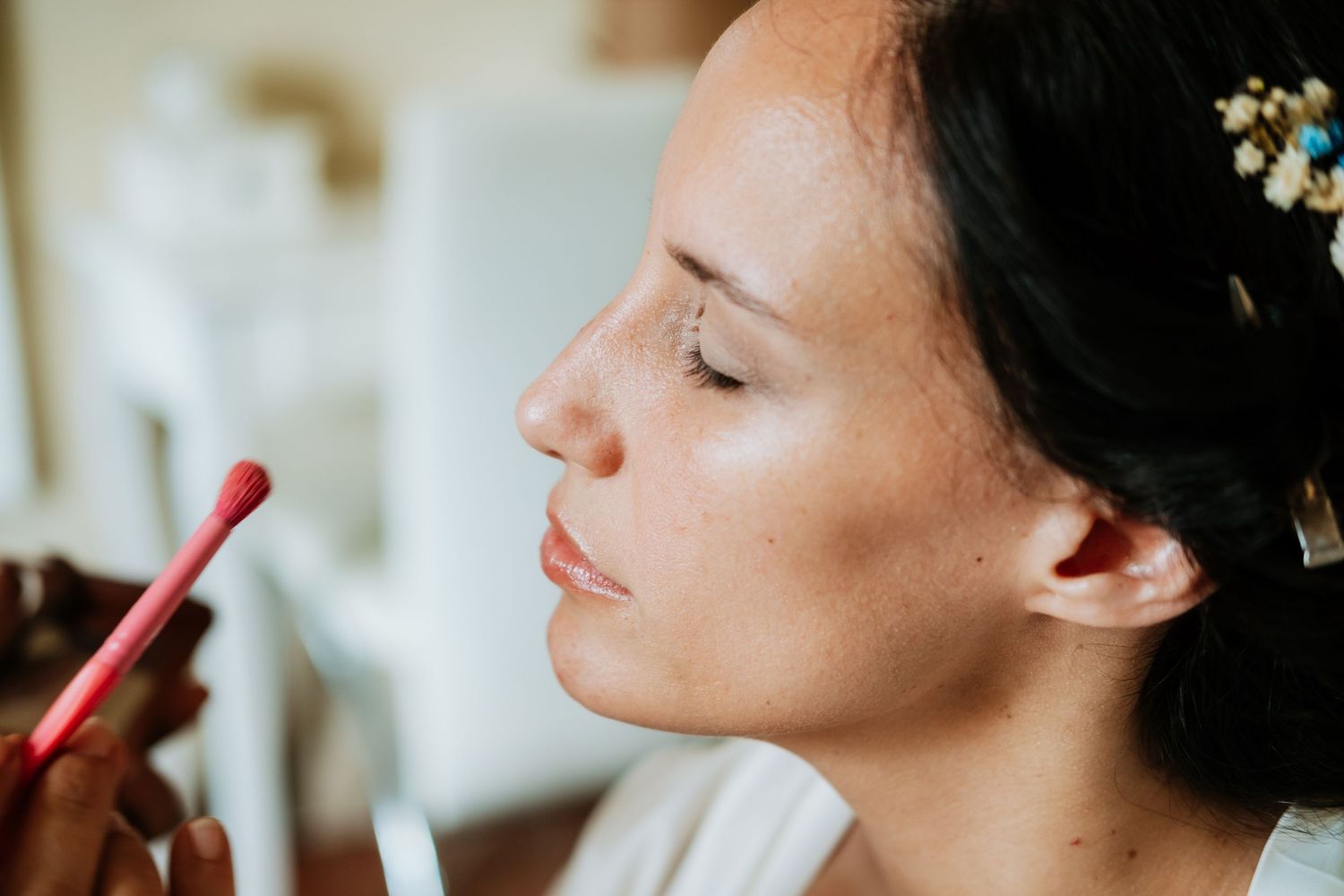 Novia preparándose en la Finca Soto de Roma: detalles de maquillaje y peluquería en Algeciras