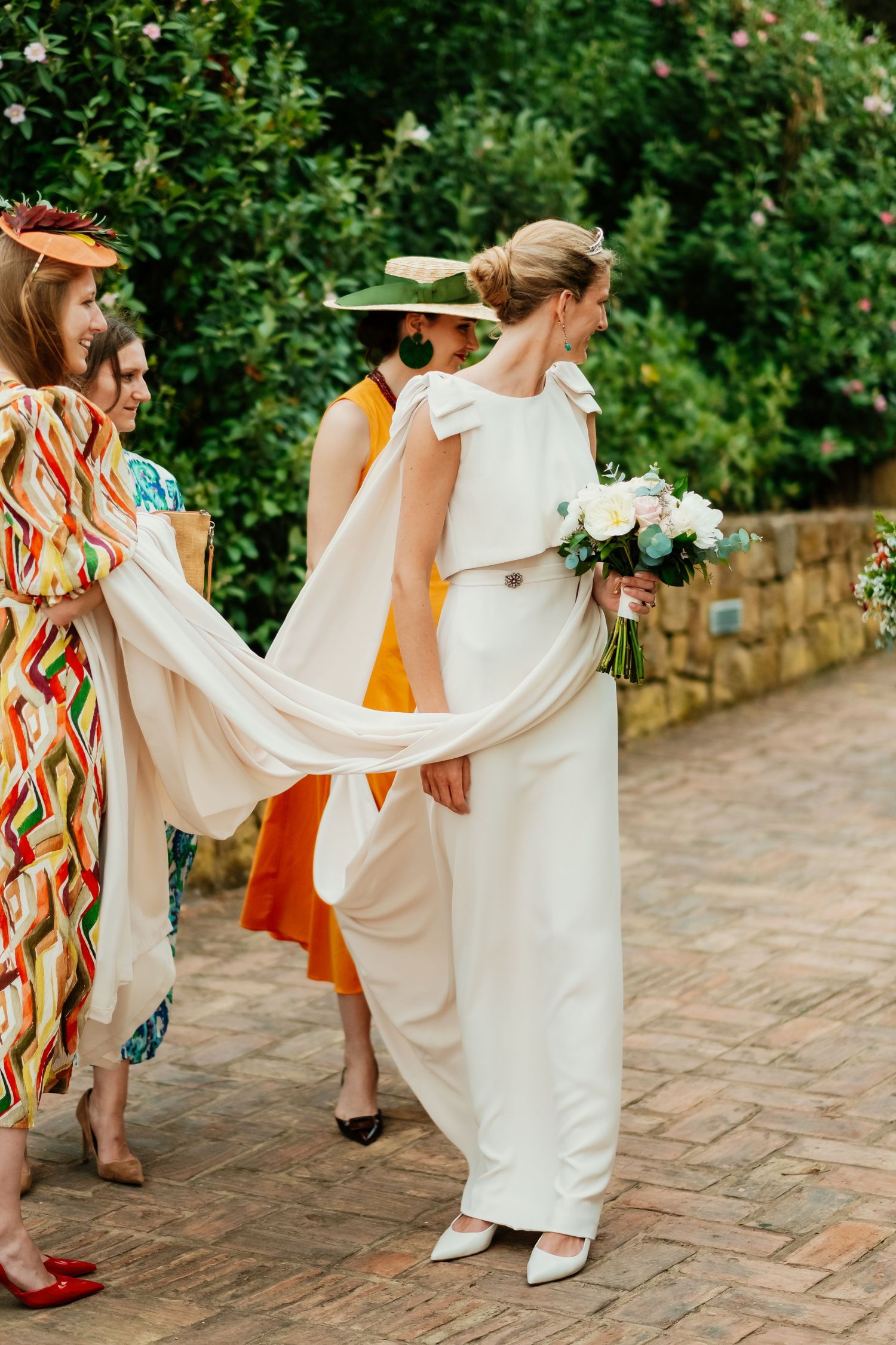 Entrada de la novia Diana a la Parroquia de la Merced en Sotogrande con luz de mediodía.