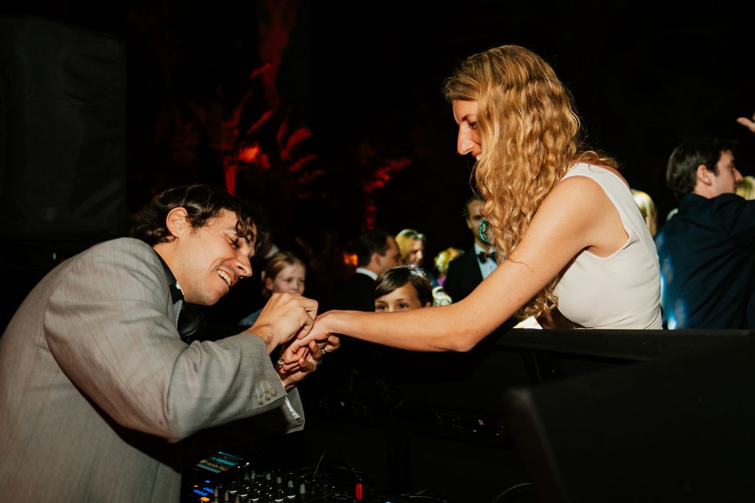 El DJ y la novia en Sotogrande