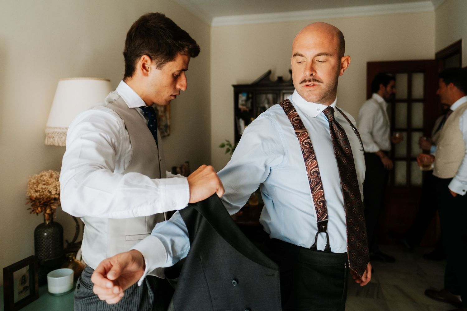 Primo del novio ayudando a Abel con la chaqueta del traje