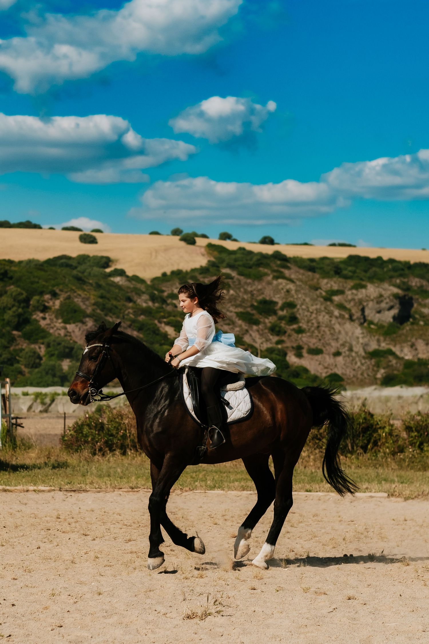 Reportaje de comunión en San Roque, Paola a caballo luz de atardecer