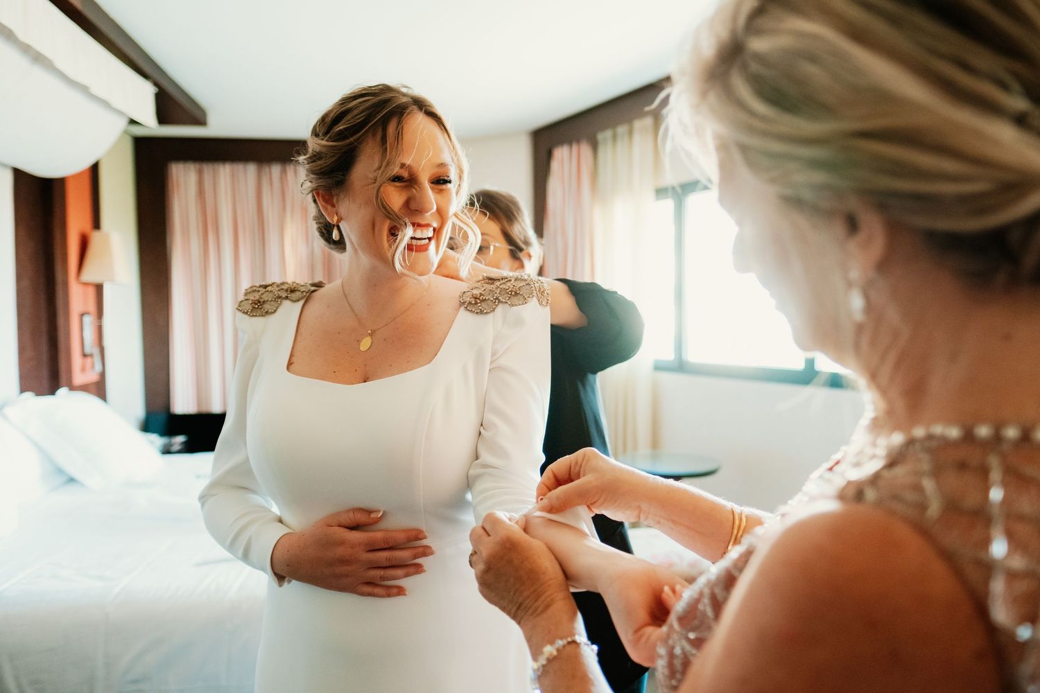 Colocación del vestido de novia con ayuda de su madre, asistencia profesional en bodas de Córdoba