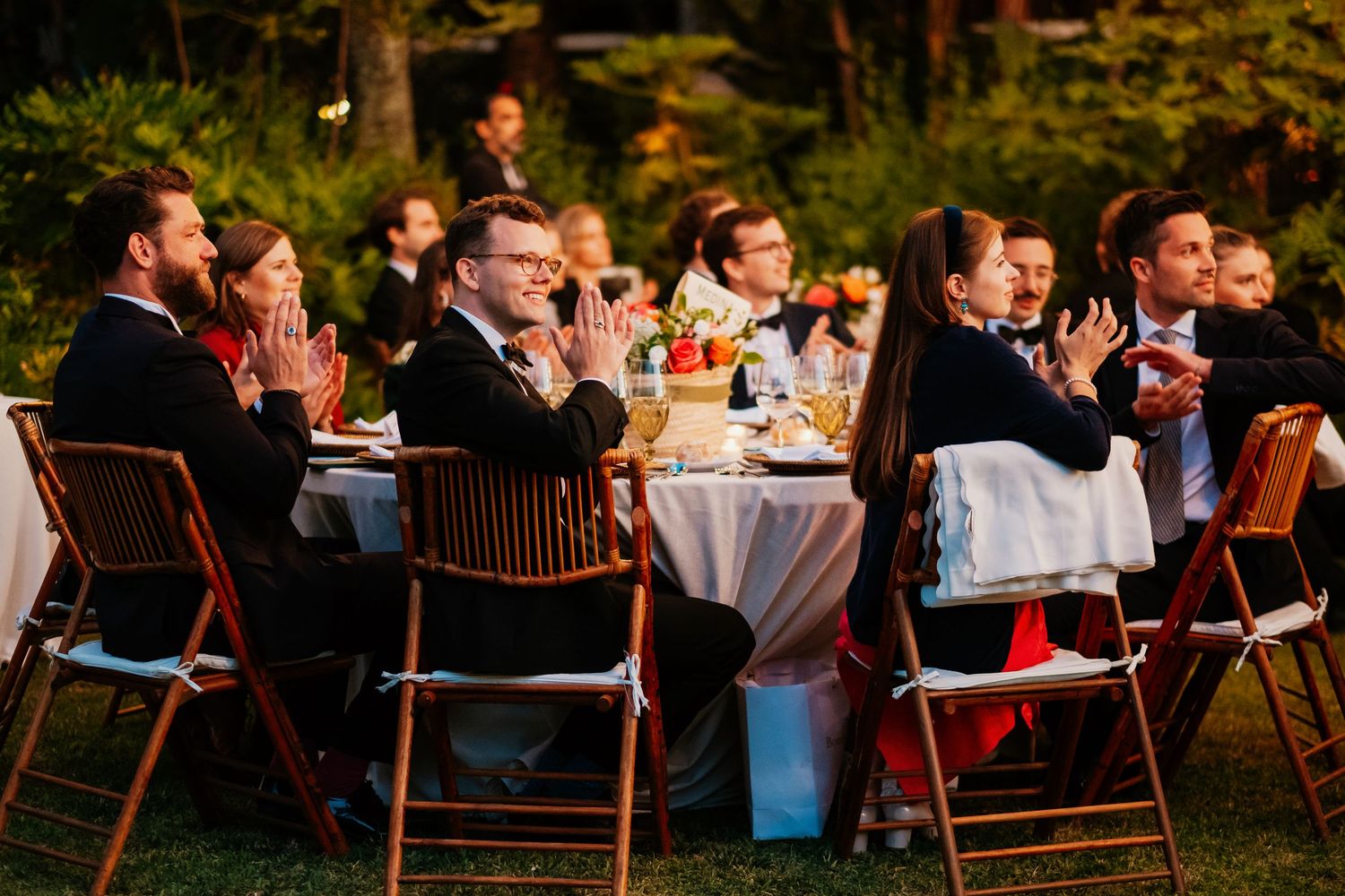 Invitados relajados y disfrutando de la boda íntima y privada en Sotogrande