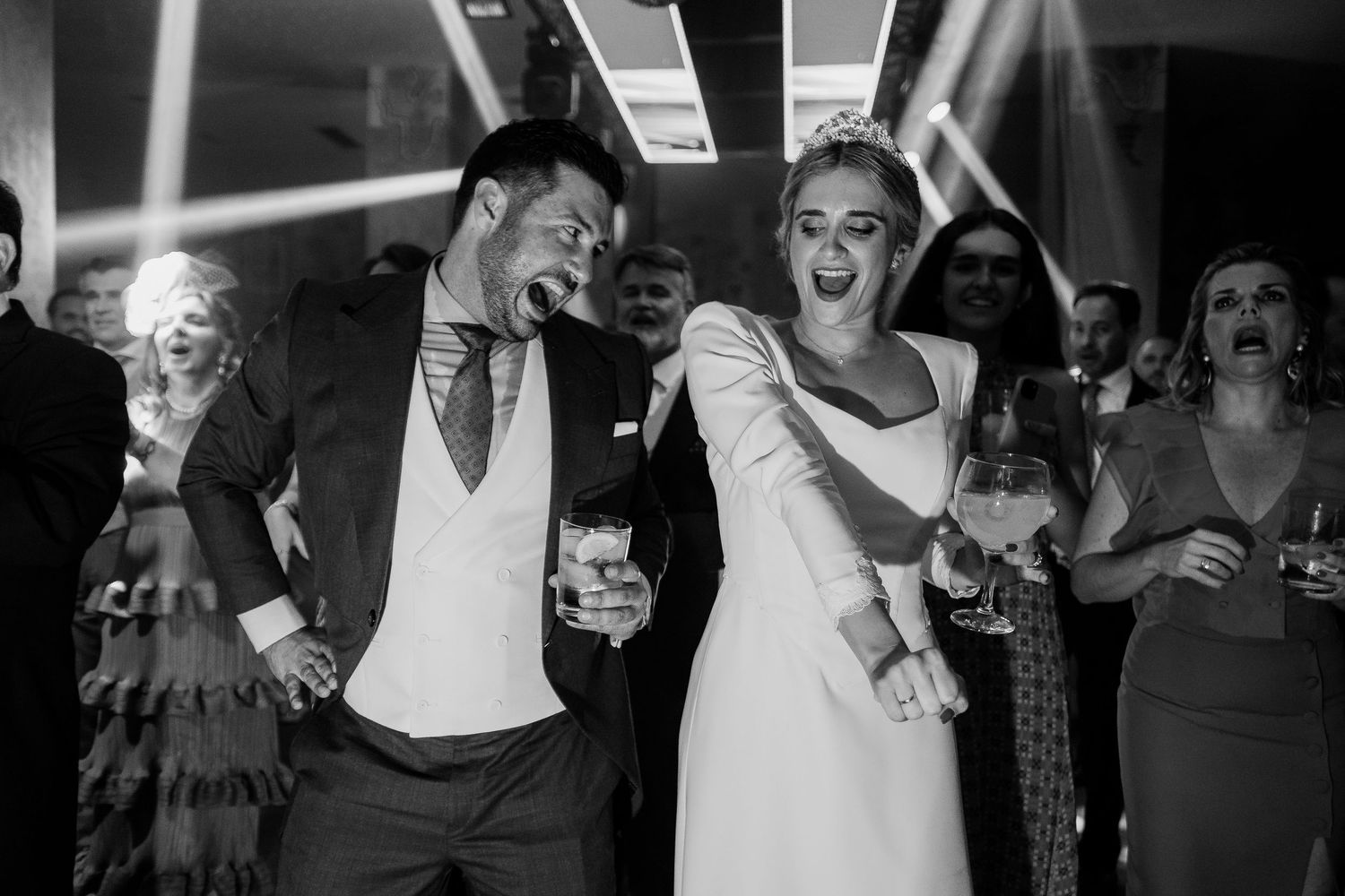 Expresiones espontáneas en la pista de baile en blanco y negro, boda en Jerez de Inma y Juanfri, Roberto Pecino