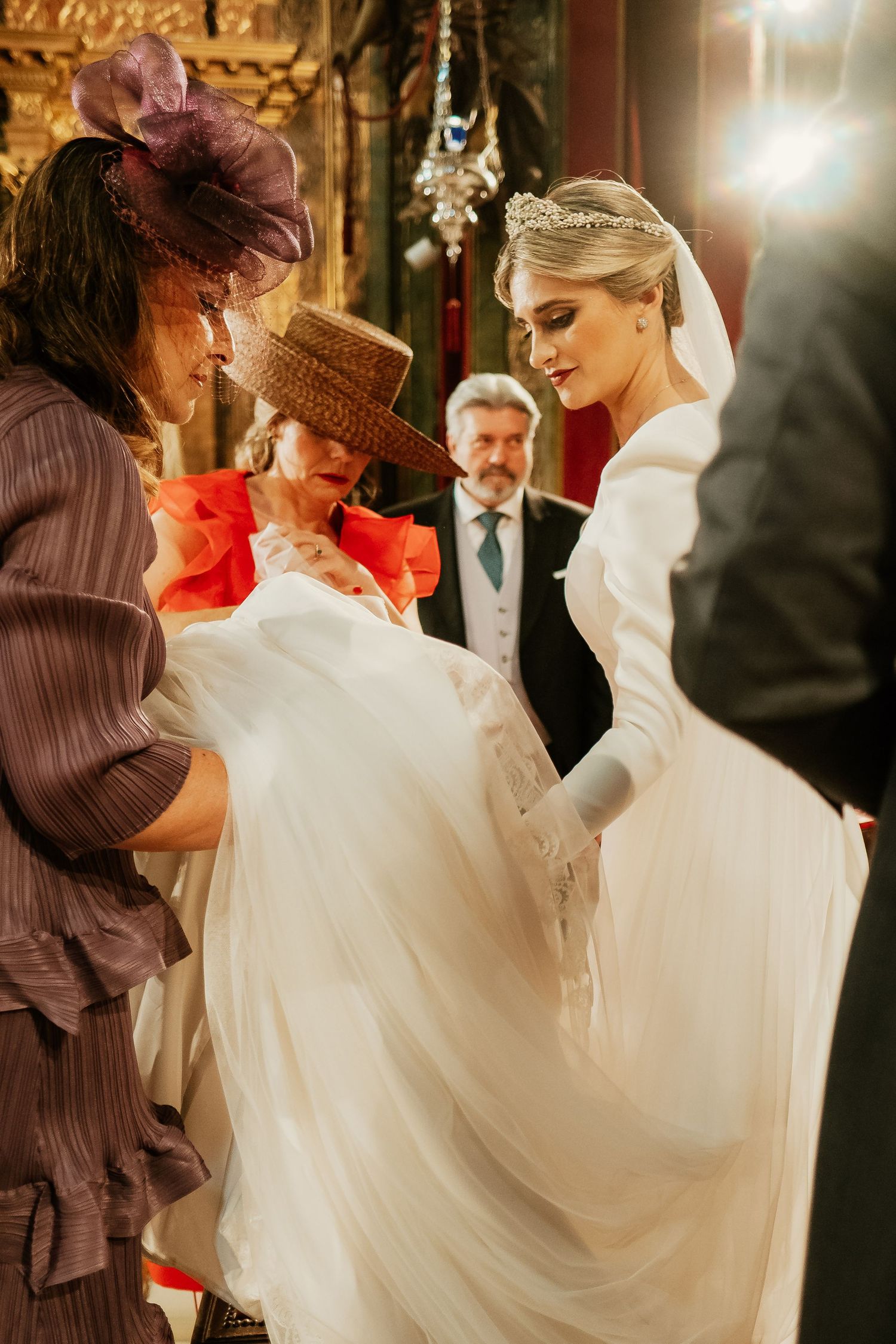 Detalle del vestido de la novia en la Basílica del Carmen. Boda en Jerez, Roberto Pecino