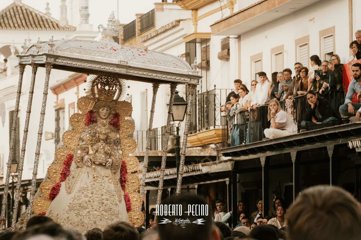 Fotografía documental, Romería del Rocio 2026, El Rocío, Almonte, Huelva, la virgen por las calles de la Aldea, Roberto Pecino